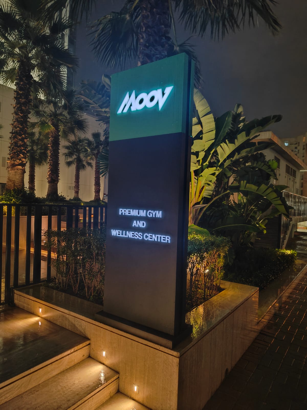 Moov Publicom enseigne lumineuse tunisie, signalétique commerciale, habillage façade magasin